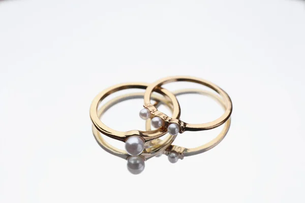 Anéis Elegantes Com Pérolas Superfície Espelho — Fotografia de Stock