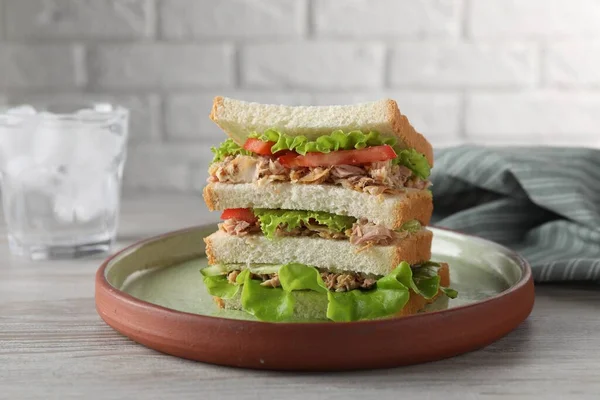 Läcker Smörgås Med Tonfisk Tomater Och Sallad Vitt Träbord — Stockfoto