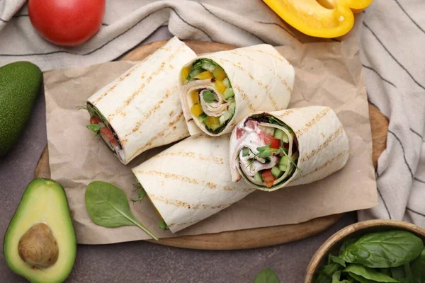 Leckere Sandwich Wraps Mit Frischem Gemüse Auf Grauem Tisch Flache — Stockfoto