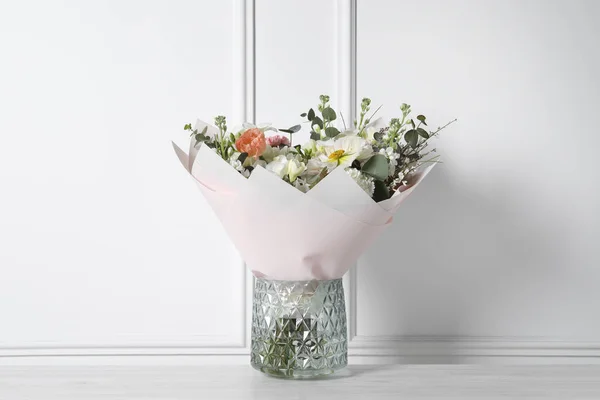 Bouquet Belles Fleurs Vase Sur Table Bois Contre Mur Blanc — Photo