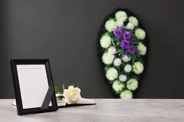 Σκελετός Φωτογραφίας Μαύρη Κορδέλα Τριαντάφυλλο Ανοιχτό Τραπέζι Και Στεφάνι Λουλουδιών — Φωτογραφία Αρχείου