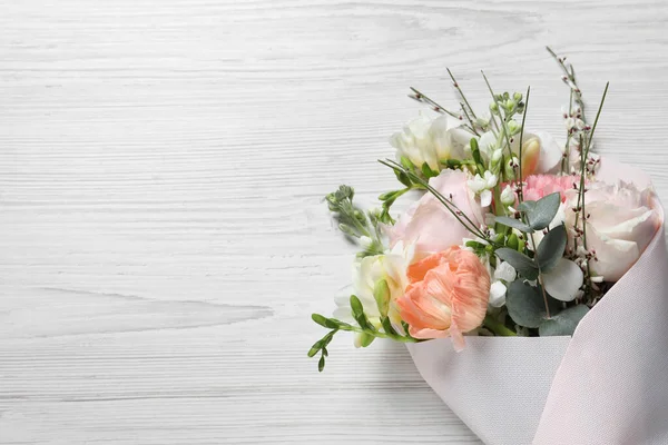 Buket Bunga Yang Indah Meja Kayu Putih Pemandangan Atas Ruang — Stok Foto