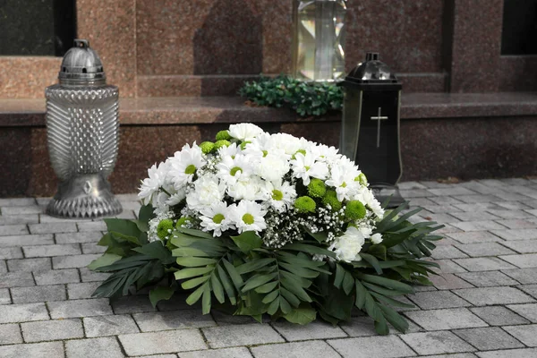Begravningskrans Blommor Och Lyktor Nära Graven Utomhus — Stockfoto