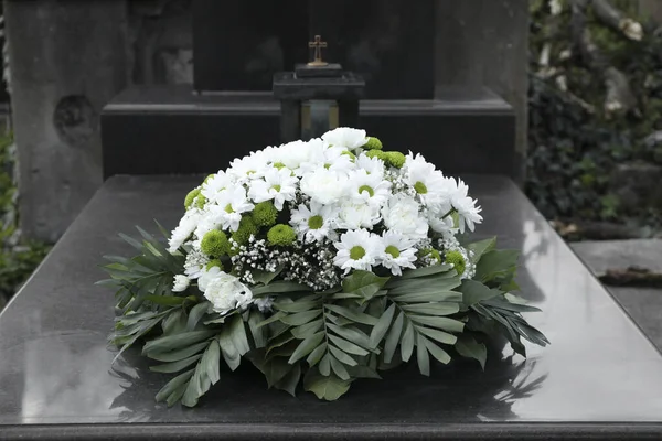 Begravningskrans Blommor Granit Gravsten Kyrkogården — Stockfoto