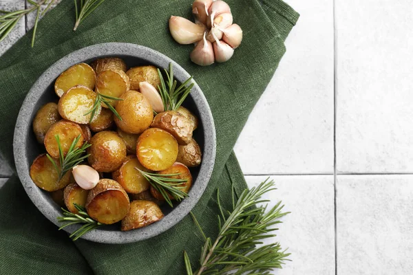 Schüssel Mit Leckeren Ofenkartoffeln Und Aromatischem Rosmarin Auf Hellem Kacheltisch — Stockfoto