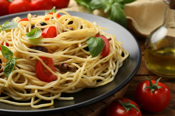 Köstliche Pasta Mit Sardellen Tomaten Und Oliven Auf Dem Tisch — Stockfoto