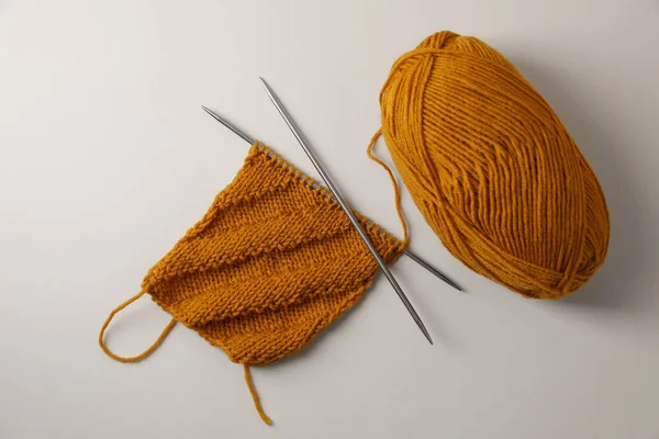 Soft Orange Yarn Knitting Metal Needles Beige Background Flat Lay — Stock Photo, Image