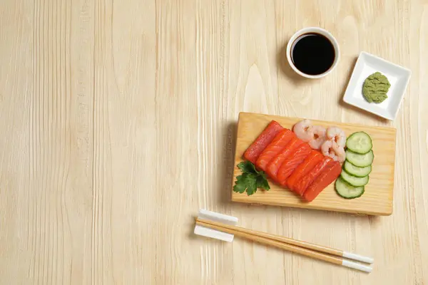 Delicioso Sashimi Conjunto Salmão Camarões Servidos Com Pepinos Salsa Wasabi — Fotografia de Stock