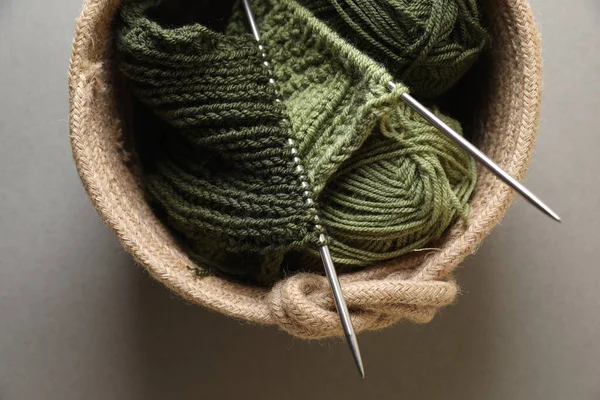 Green Knitting Needles Soft Yarns Light Background Top View — Stock Photo, Image