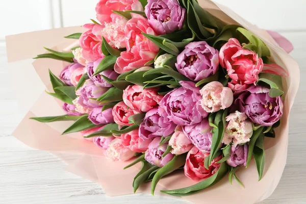 식탁에 아름다운 꽃다발 클로즈업 — 스톡 사진