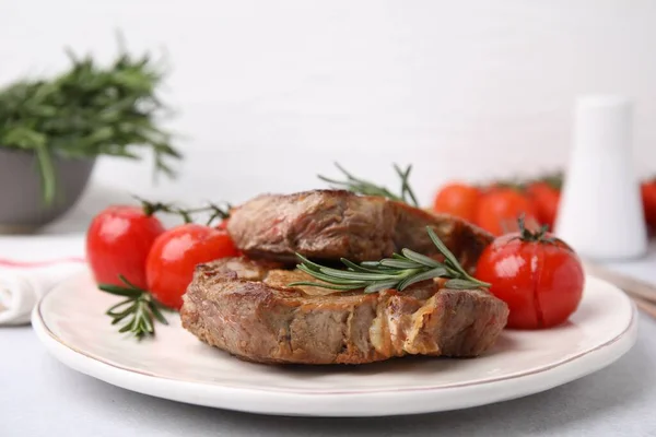 Heerlijk Gebakken Vlees Met Rozemarijn Tomaten Witte Tafel Close — Stockfoto