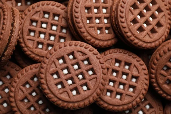 Biscoitos Sanduíche Chocolate Saborosos Com Creme Como Fundo Vista Superior — Fotografia de Stock