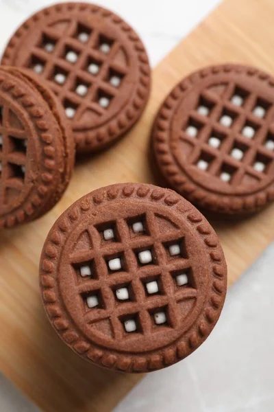 Biscoitos Sanduíche Chocolate Saborosos Com Creme Mesa Leve Flat Lay — Fotografia de Stock