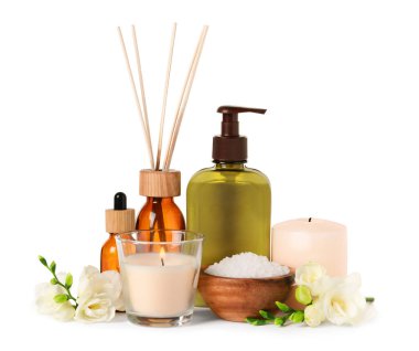 Beyaz arka planda farklı bakım ürünleri ve çiçekleri olan güzel bir spa kompozisyonu