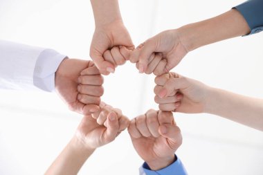 Tıp doktorlarından oluşan bir ekip ellerini içeride birleştiriyor.