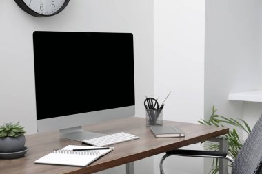 Evde masa ve bilgisayarla çalışma alanı