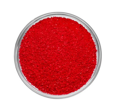 Kırmızı gıda boyalı cam kase beyaza izole edilmiş.