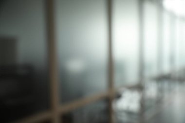 Şirketteki boş koridorun bulanık görüntüsü