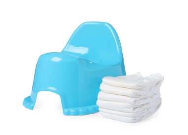 Açık mavi bebek lazımlığı ve beyaz üzerine izole edilmiş bebek bezi yığını. Tuvalet eğitimi