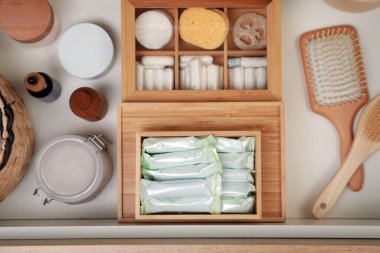 Tamponları ve diğer kişisel bakım ürünlerini çekmecede tutmak, düz yerde yatmak