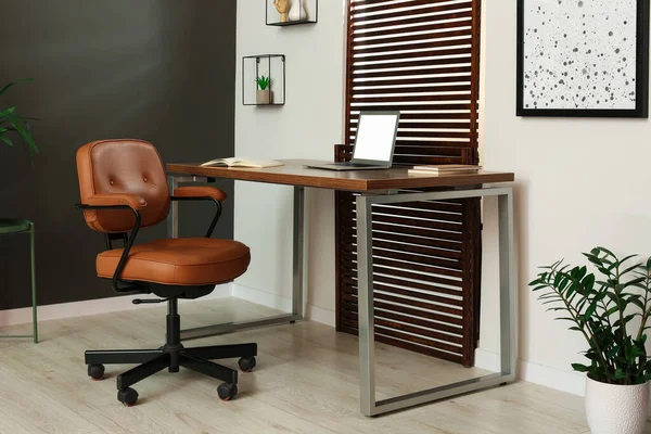 Interior Escritório Elegante Com Cadeira Confortável Mesa Laptop — Fotografia de Stock
