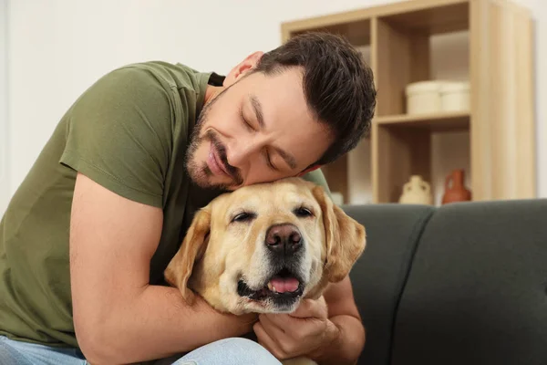Hombre Abrazando Lindo Labrador Retriever Sofá Casa Espacio Para Texto — Foto de Stock