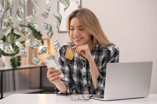 Betalning Online Kvinna Med Kreditkort Köper Något Med Mobiltelefon Hemma — Stockfoto