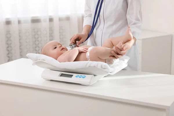 Παιδίατρος Στάθμιση Και Εξέταση Χαριτωμένο Μωρό Στηθοσκόπιο Στην Κλινική Closeup — Φωτογραφία Αρχείου