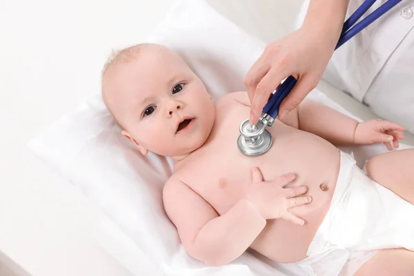 Pediatra Badający Urocze Dziecko Stetoskopem Klinice Widok Góry — Zdjęcie stockowe