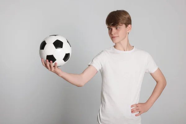 Teenager Mit Fußball Auf Hellgrauem Hintergrund — Stockfoto