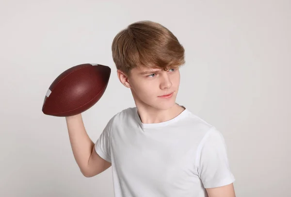 Мальчик Подросток Американским Футбольным Мячом Светло Сером Фоне — стоковое фото