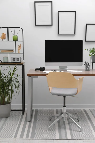 Gemütliche Arbeitsfläche Mit Computer Auf Schreibtisch Stuhl Und Zimmerpflanzen Der — Stockfoto