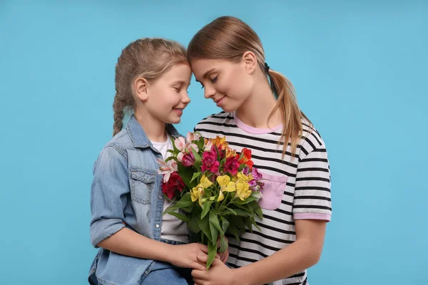 Lilla Dottern Gratulerar Sin Mamma Med Blommor Ljusblå Bakgrund Grattis — Stockfoto