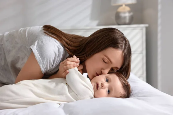 Gelukkig Moeder Zoenen Haar Kleine Baby Bed Thuis — Stockfoto