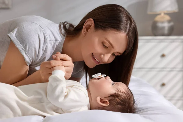 Gelukkig Moeder Met Haar Kleine Baby Bed Thuis — Stockfoto