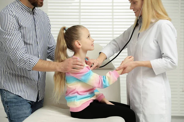 Father Daughter Having Appointment Doctor Pediatrician Examining Little Patient Stethoscope — Stock Fotó