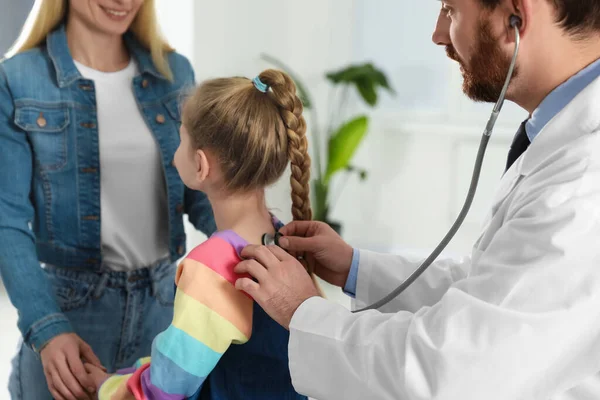Mother Daughter Having Appointment Doctor Pediatrician Examining Patient Stethoscope Clinic —  Fotos de Stock