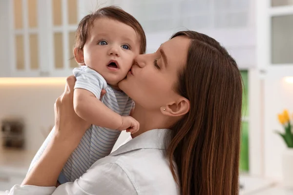 Feliz Madre Besando Pequeño Bebé Cocina — Foto de Stock