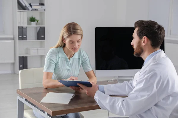 Γιατρός Συμβουλεύεται Ασθενή Ξύλινο Τραπέζι Στην Κλινική — Φωτογραφία Αρχείου