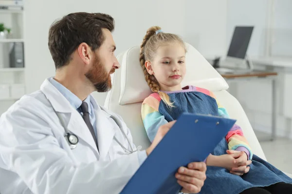 Kinderarzt Mit Klemmbrett Berät Patientin Klinik — Stockfoto