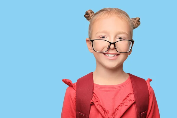 Aranyos Kislány Szemüvegben Hátizsákkal Világoskék Háttérrel Szöveg Helye — Stock Fotó