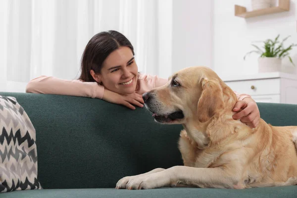 Gelukkig Vrouw Met Leuke Labrador Retriever Thuis — Stockfoto