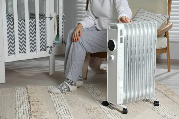 Mujer Joven Que Ajusta Temperatura Calentador Eléctrico Moderno Habitación Del — Foto de Stock