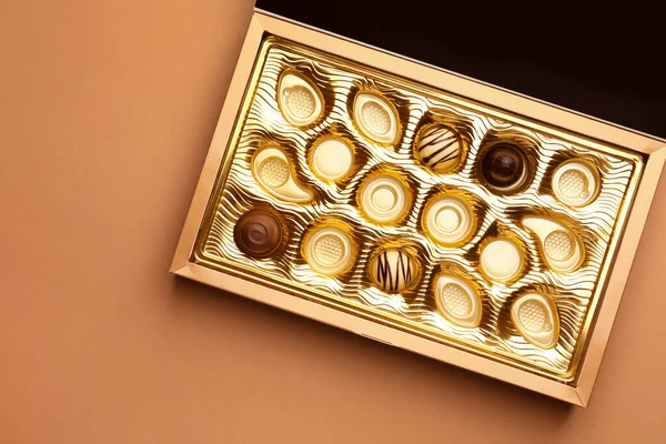 Частично Пустая Коробка Шоколадных Конфет Светло Коричневом Фоне Вид Сверху — стоковое фото