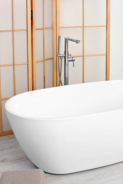 浴室里的白色陶瓷浴缸 室内设计 — 图库照片