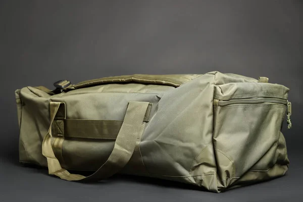 Armeetasche Auf Dunkelgrauem Hintergrund Militärische Ausrüstung — Stockfoto