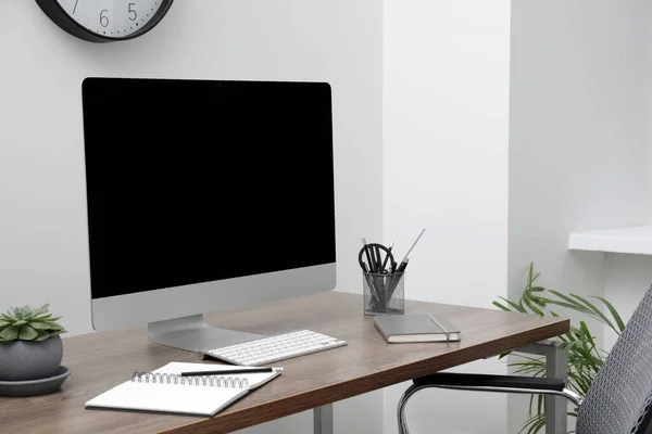 Arbeitsplatz Mit Schreibtisch Und Computer Hause — Stockfoto