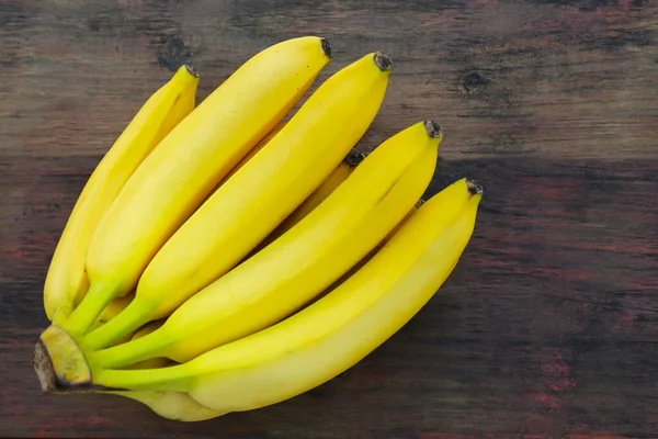 Mazzo Banane Gialle Mature Sul Tavolo Legno Vista Dall Alto — Foto Stock