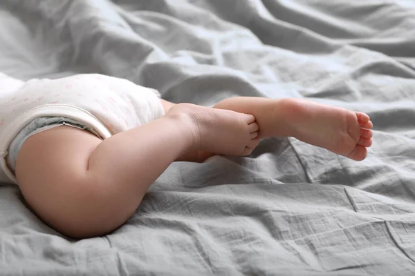 Kleines Baby Auf Dem Bett Liegend Nahaufnahme — Stockfoto