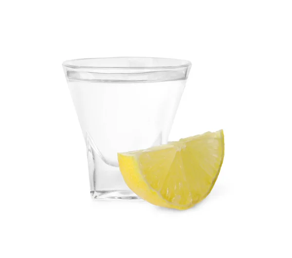 Bir Bardak Votka Limon Beyaza Izole Edilmiş — Stok fotoğraf